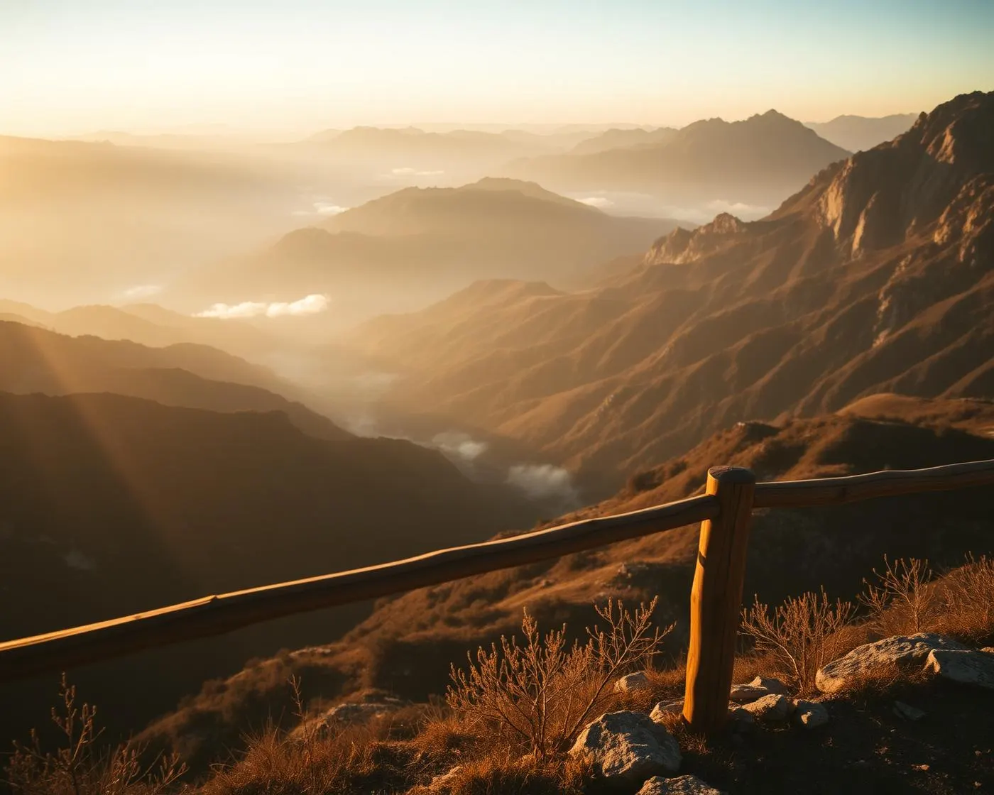 Sentiero di montagna che si snoda tra il verde