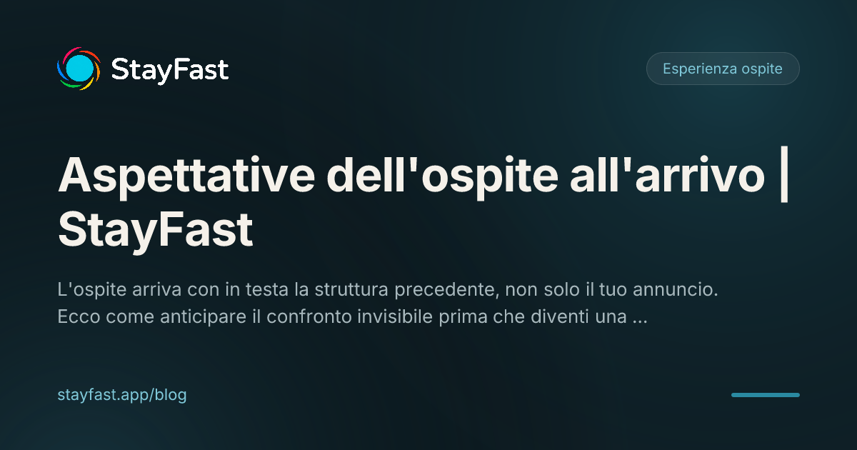 Ospite fermo davanti al cancello di una casa su una strada residenziale, con il telefono in mano.