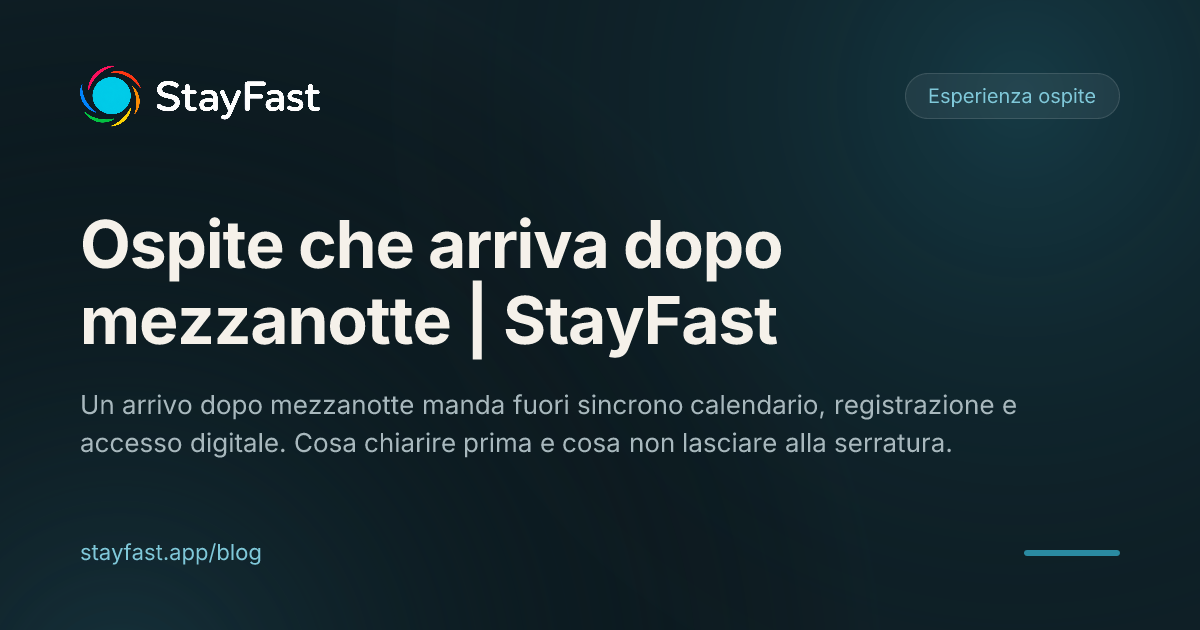 Ingresso notturno con valigia davanti a un portone e uno smartphone che mostra le informazioni del soggiorno.